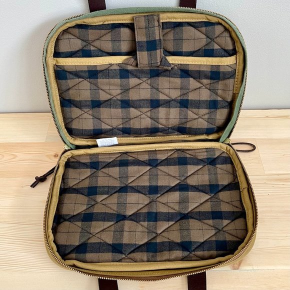 SOLD Filson Tin Cloth Grip Case 70058 for iPad / Tablet / eReader, Dark tan - Picture 7 of 13